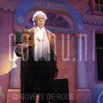 07-09-2004 Schudden tot het Sneeuwt, Bram van der Vlugt at theater de Bussel in Oosterhout, 
by order of New Horizon Entertainment.

[keywords]Half Length, Scene, On Stage, Actor[/keywords]